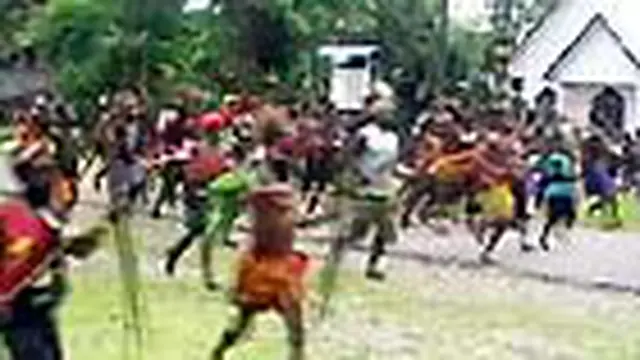 Warga Kampung Bawah Kelurahan Kwamki Lama, Timika, Papua, melakukan ritual buang suara di sepanjang Jalan Mamburuk. Ritual ini menandakan perang dengan Kampung Atas akan terus dilanjutkan.