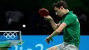 Atlet Tenis Meja asal Meksiko, Marcos Madrid berusaha membalikan bola saat melawan Yoshua Shing (VAN) dari Vanuatu pada cabang tenis meja tunggal putra Olimpiade Rio 2016 di Rio de Janeiro, Brasil, (7/8). (REUTERS/Alkis Konstantinidis)