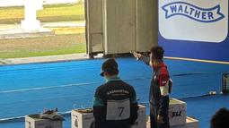 Tidak hanya membawa pulang medali emas, ia juga berhasil mencatatkan diri sebagai pemegang Rekor Dunia (World Record) dan Rekor Asia (Asian Record) untuk nomor yang sama. (Dok. Humas Polri)