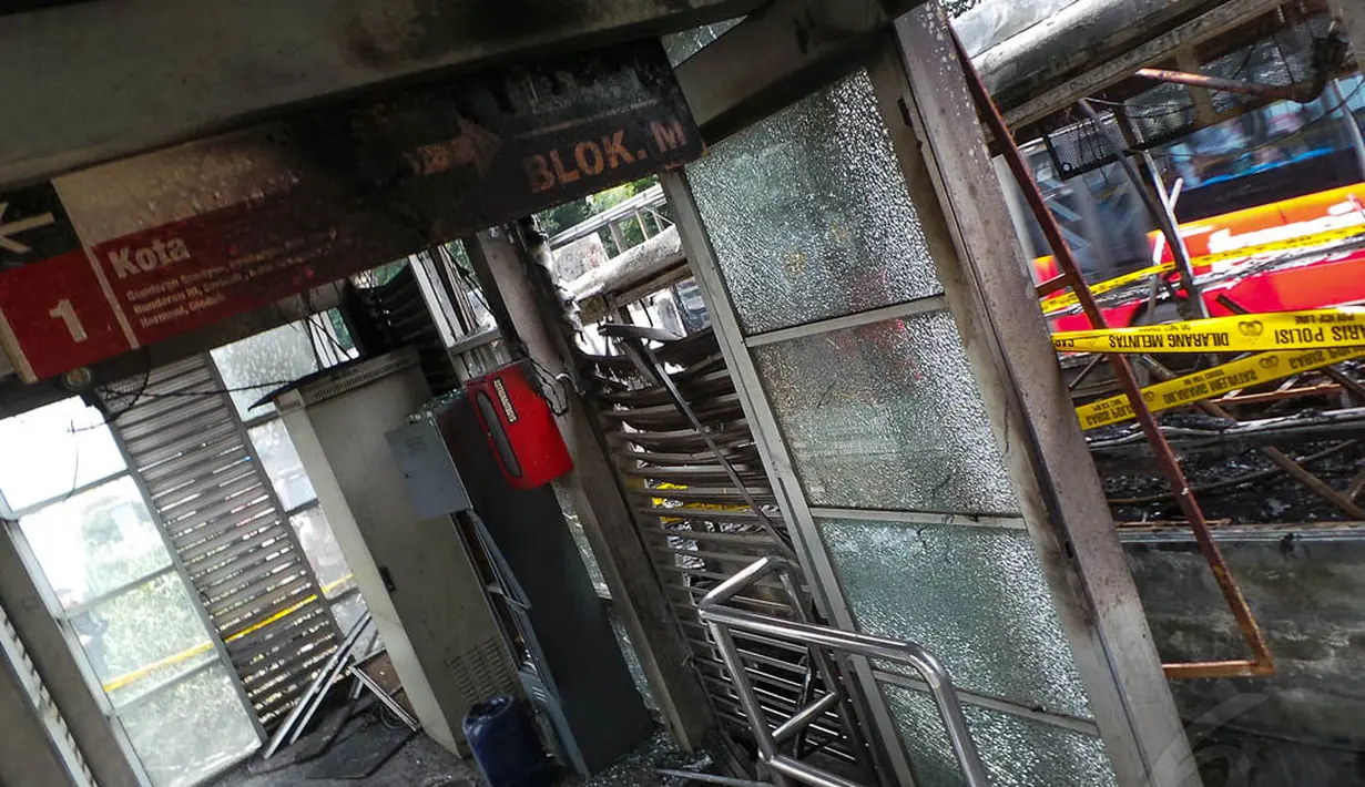 Tampak pecahan kaca berserakan di halte bus Transjakarta Masjid Agung Al-Azhar, (28/8/14). (Liputan6.com/Faizal Fanani)
