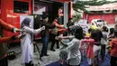 Badan Penanggulangan Bencana Daerah (BPBD) Provinsi DKI Jakarta memberikan bantuan layanan dukungan psikososial kepada anak-anak anak penyintas kebakaran Manggarai di Jalan Manggarai Utara 2, RT 01/01, Kelurahan Manggarai, Tebet, Minggu (17/12/2023). (Liputan6.com/Faizal Fanani)