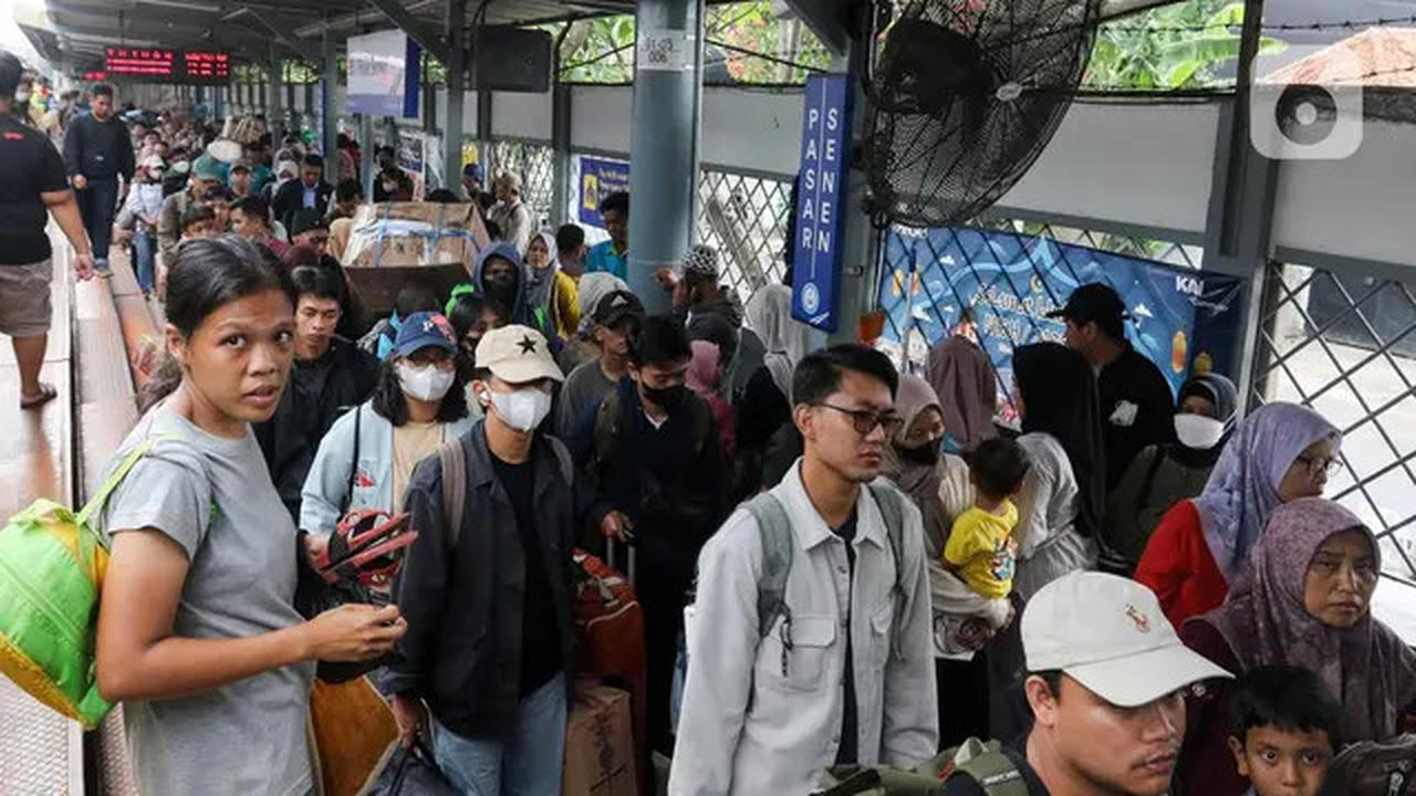 Arus Balik Lebaran 2025, Pemudik Pengguna KAJJ Padati Stasiun Pasar Senen Jakarta