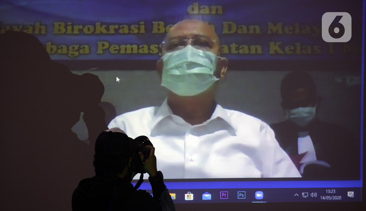 Wali Kota nonaktif Medan Tengku Dzulmi Eldin menjalani sidang pembacaan tuntutan secara video conference di Gedung KPK, Jakarta, Kamis (14/5/2020). Tengku Dzulmi Eldin terlibat dalam kasus dugaan menerima suap proyek dan jabatan pada Pemkot Medan tahun 2019. (merdeka.com/Dwi Narwoko)