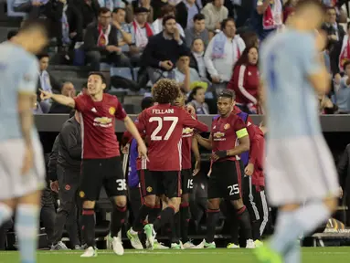 Para pemain Manchester United merayakan gol Marcus Rashford saat melawan Celta Vigo pada leg pertama semifinal Liga Europa di Balaidos stadium, Vigo, (4/5/2017). MU menang 1-0. (AP/Lalo R. Villar)