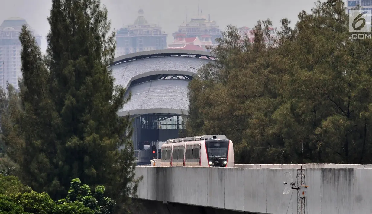 Rangkaian kereta LRT rute Kelapa Gading-Velodrome saat melakukan uji coba dari Stasiun Velodrome, Jakarta, Senin (25/2). Rencana pengoperasian LRT fase 1 rute Kelapa Gading-Velodrome kembali ditunda hingga akhir Maret 2019. (Merdeka.com/Iqbal S Nugroho)