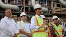 Presiden Joko Widodo memberikan keterangan pers usai meresmikan Marine Vessel Power Plant di Pelabuhan IPC, Jakarta, Selasa (8/12/2015). Marine Vessel Power Plant adalah kapal buatan Turki yang disewa oleh PLN selama 5 tahun. (Liputan6.com/Faizal Fanani)