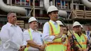 Presiden Joko Widodo memberikan keterangan pers usai meresmikan Marine Vessel Power Plant di Pelabuhan IPC, Jakarta, Selasa (8/12/2015). Marine Vessel Power Plant adalah kapal buatan Turki yang disewa oleh PLN selama 5 tahun. (Liputan6.com/Faizal Fanani)