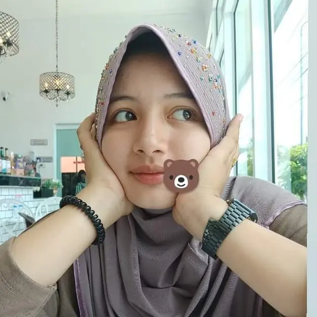 6 Potret Sanwanee Esor, 'Kembaran' Lisa BLACKPINK yang Berhijab