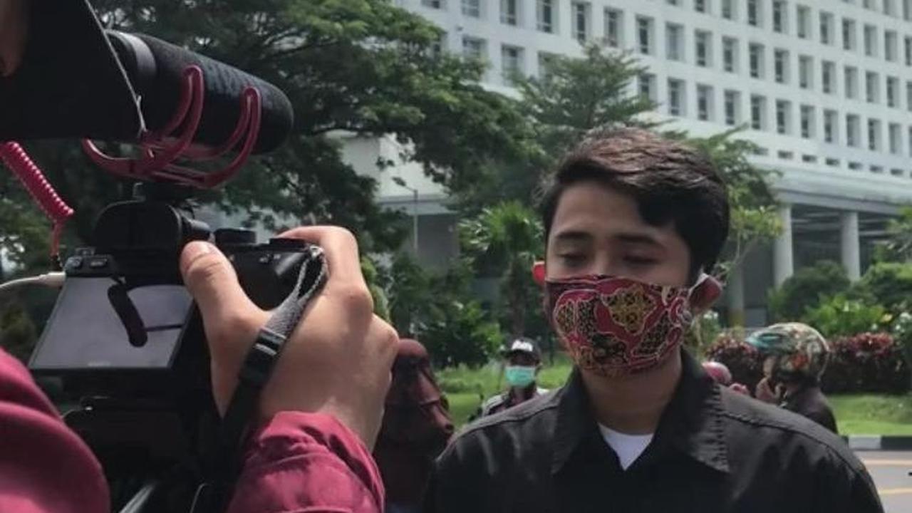 Setelah lulus S1, ia pun sempat bekerja di salah satu perusahaan media.