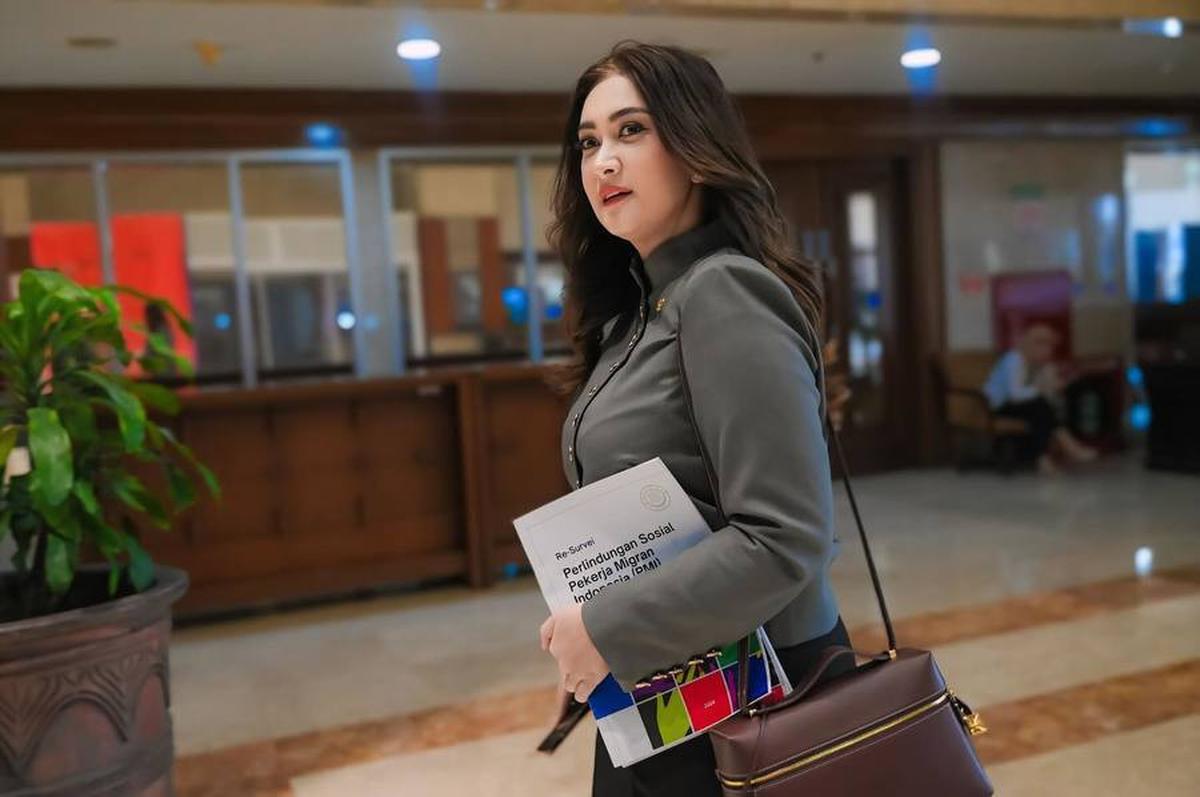 8 Potret Cantik Nafa Urbach Saat Rapat Bahas Makan Bergizi Gratis, Kayak Mau Syuting Film