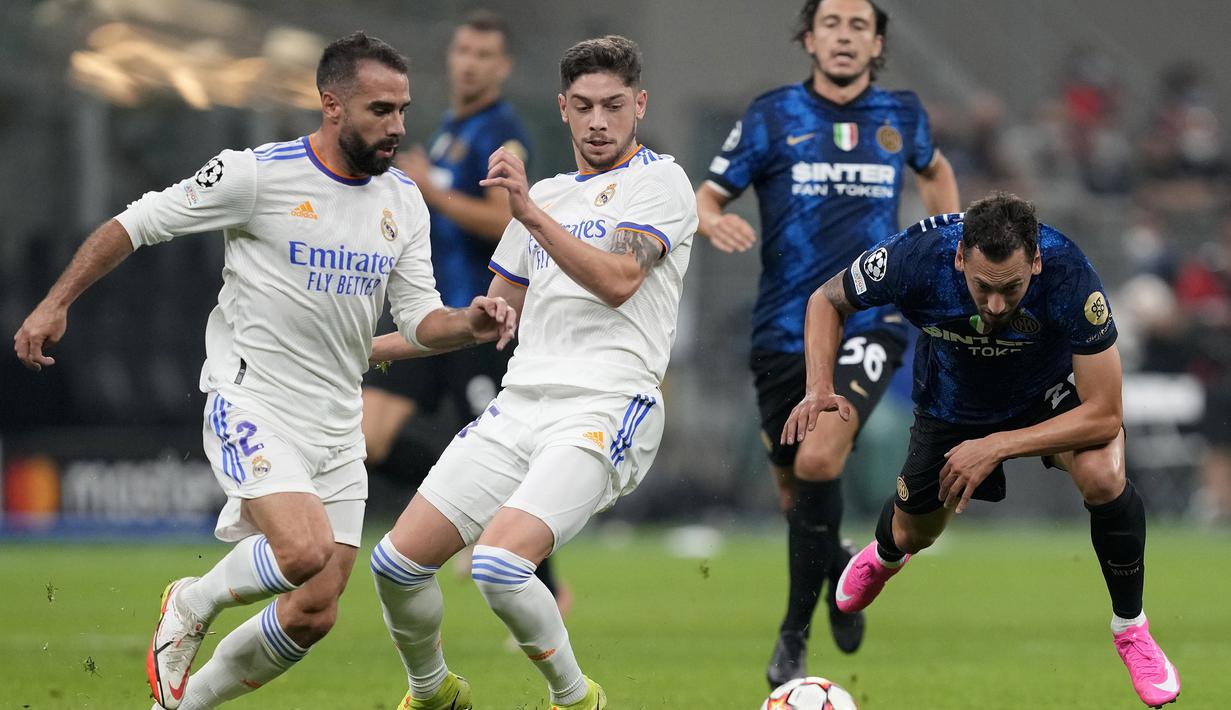 Pada menit ke-57 Real Madrid kembali memiliki peluang melalui Dani Carvajal. Tendangannya dari sisi kanan meneruskan umpan Karim Benzema masih dapat diantisipasi oleh Samir Handanovic. (Foto: AP/Antonio Calanni)