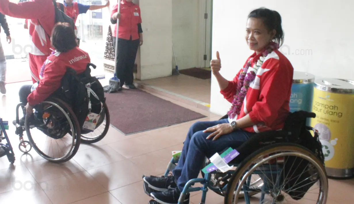 Atlet National Paralympic Comitee (NPC) Indinesia usai mengikuti ASEAN Paragames 2017 di Bandara Adi Soemarmo, Solo, (24/9/2017). Indonesia berhasil meraih juara umum dengan meraih 26 medali emas 75 perak dan 50 perunggu.  (Bola.com/Ronal Seger)