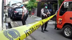 Densus 88 menggeledah rumah terduga teroris di Tasikmalaya, Jawa Barat.