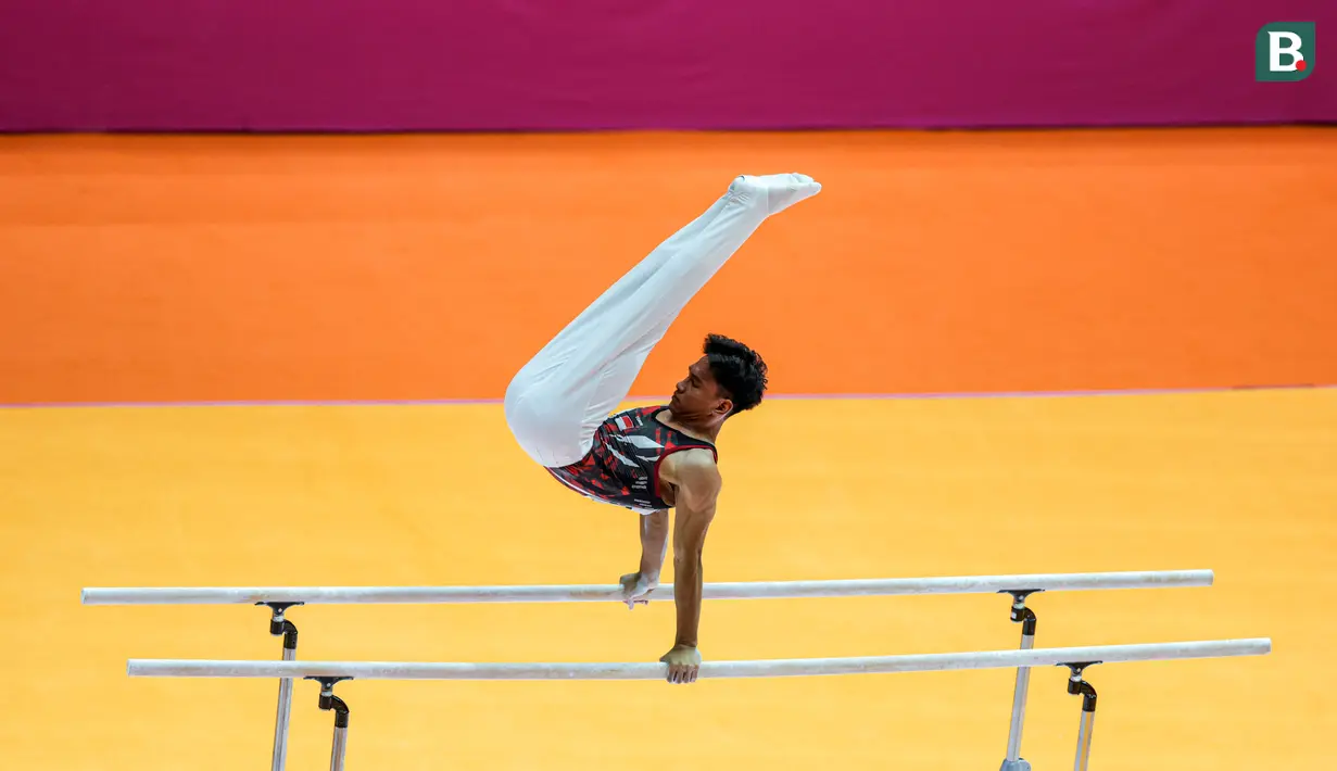 <p>Pesenam putra Indonesia, Abiyu Raffi beraksi pada nomor palang sejajar dalam Kejuaraan Dunia Gimnastik 2025 di Indonesia Arena, Senayan, Jakarta, Senin (20/10/2025). (Bola.com/Bagaskara Lazuardi)</p>