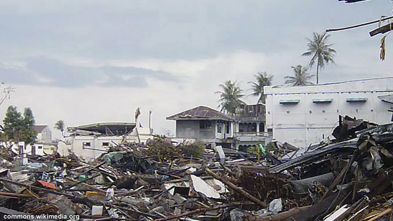 tsunami-aceh-131117a.jpg
