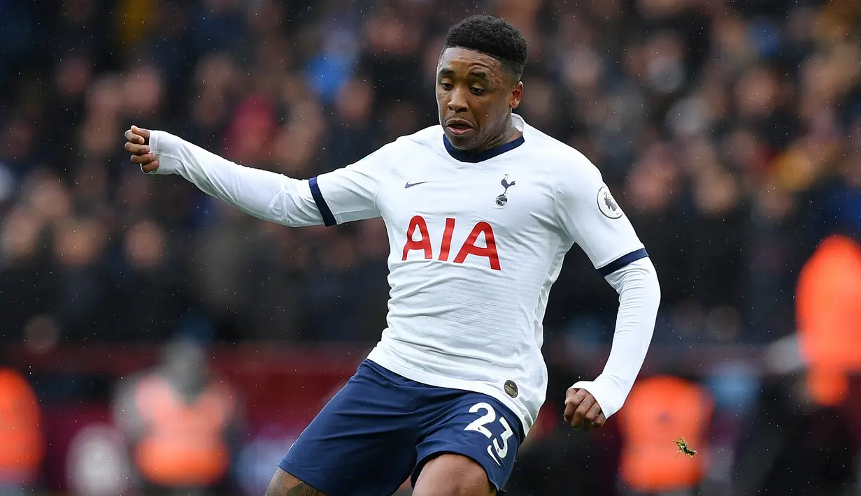 4. Steven Bergwijn (Tottenham) - Steven Bergwijn tidak membutuhkan waktu lama untuk memberikan dampak untuk klubnya. Pemain 22 tahun ini mencetak gol pada laga debut saat Tottenham mengalahkan Manchester City di ajang Premier League. (AFP/Justin Tallis)