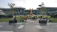 Suasana Bandara Sultan Syarif Kasim II di Pekanbaru, Riau, Rabu (9/5). Sebelumnya, Bandara Sultan Syarif Kasim II hanya menggunakan Bahasa Inggris dan Indonesia untuk informasi penerbangan. (Liputan.com/Herman Zakharia)