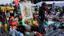 Sejumlah peziarah beristirahat di kawasan Basilika Guadalupe di Mexico City, Meksiko (11/12). Bunda dari Guadalupe adalah penampakan sosok Maria paling tua yang tercatat dalam sejarah agama Katolik. (Reuters/Henry Romero)