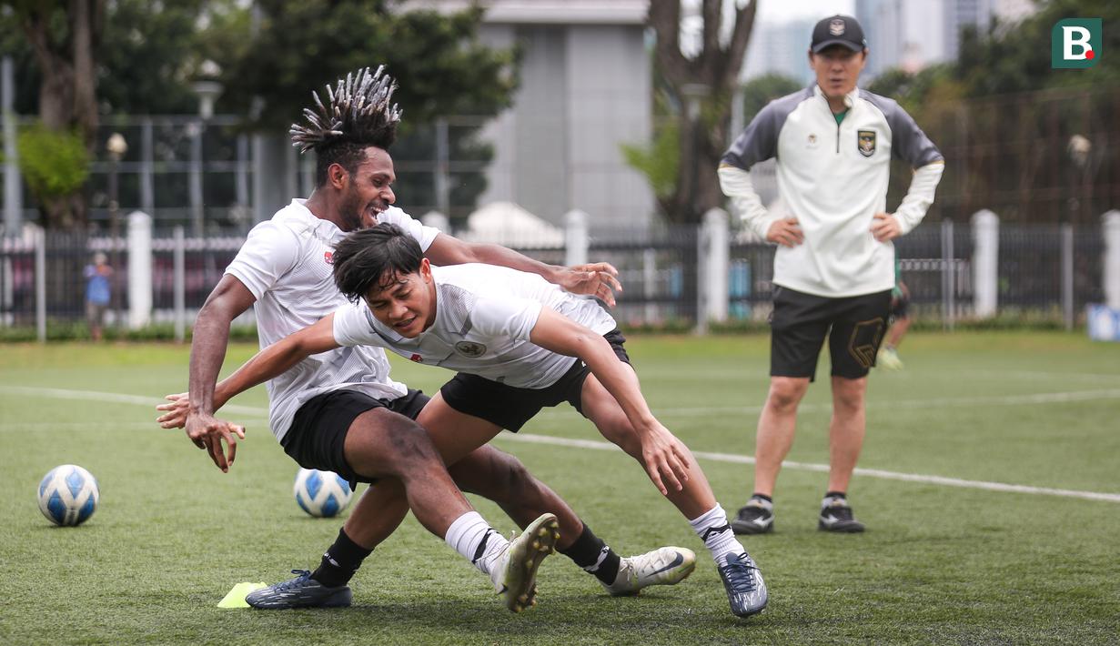 <p>Pemain Timnas Indonesia U-20, Zanadin Fariz berebut bola dengan Barnabas Sobor saat melakukan latihan terbuka untuk Piala Asia U-20 2023 di Lapangan C, Kompleks Stadion Utama Gelora Bung Karno (SUGBK), Jakarta, Rabu (08/02/2023). Ajang ini akan berlangsung pada 1 Maret 2023 mendatang. (Bola.com/Bagaskara Lazuardi)</p>