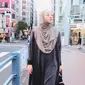 Terlihat simple, Natasha Rizky kenakan knit dress abu-abu kala keliling Jepang. Dilapisi dengan long john hitam dan hijab cokelat [#natasharizkynew]