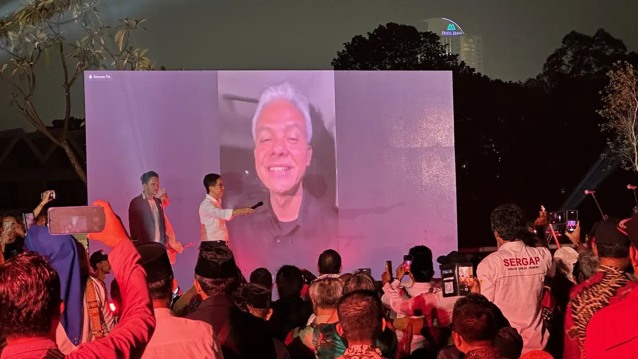 Bakal calon presiden (capres) Ganjar Pranowo menyapa melalui sambungan video call saat TPN Ganjar Pranowo-Mahfud Md bersama dengan para pimpinan organ relawan berkumpul untuk konsolidasi sekaligus mendeklarasikan Pemilu Damai 2024.