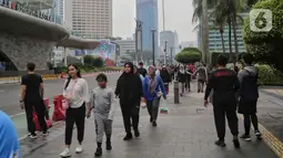 Meski pelaksanaan Hari Bebas Kendaraan Bermotor (HBKB) atau Car Free Day (CFD) di Jakarta ditiadakan namun beberapa warga mengisi akhir pekan dengan berolahraga di kawasan sekitar Bundaran Hotel Indonesia (HI) Jakarta. (Liputan6.com/Angga Yuniar)