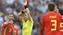 Sergio Ramos melakukan protes saat wasit, Bjorn Kuipers menunjuk penalti untuk Rusia pada laga 16 besar di Luzhniki Stadium, Moskow, Rusia, (1/7/2018). Rusia dan Spanyol bermain imbang 1-1. (AP/Matthias Schrader)