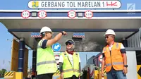 Direktur Keuangan PT Hutama Karya Anis Anjayani, Dir. Perumusan Kebijakan dan Evaluasi Kemen PUPR Herry Trisaputra Zuna dan Dirjen Pengelolaan Pembiayaan dan Risiko Brahmantio Isdijoso berbincang saat melihat jalan tol Trans Sumatera.(Liputan6.com/HO/Eko)