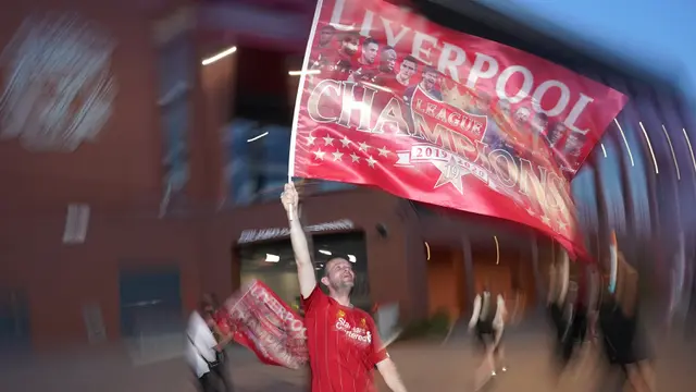 Liverpool Juara Liga Inggris, Fans Merahkan Langit Anfield
