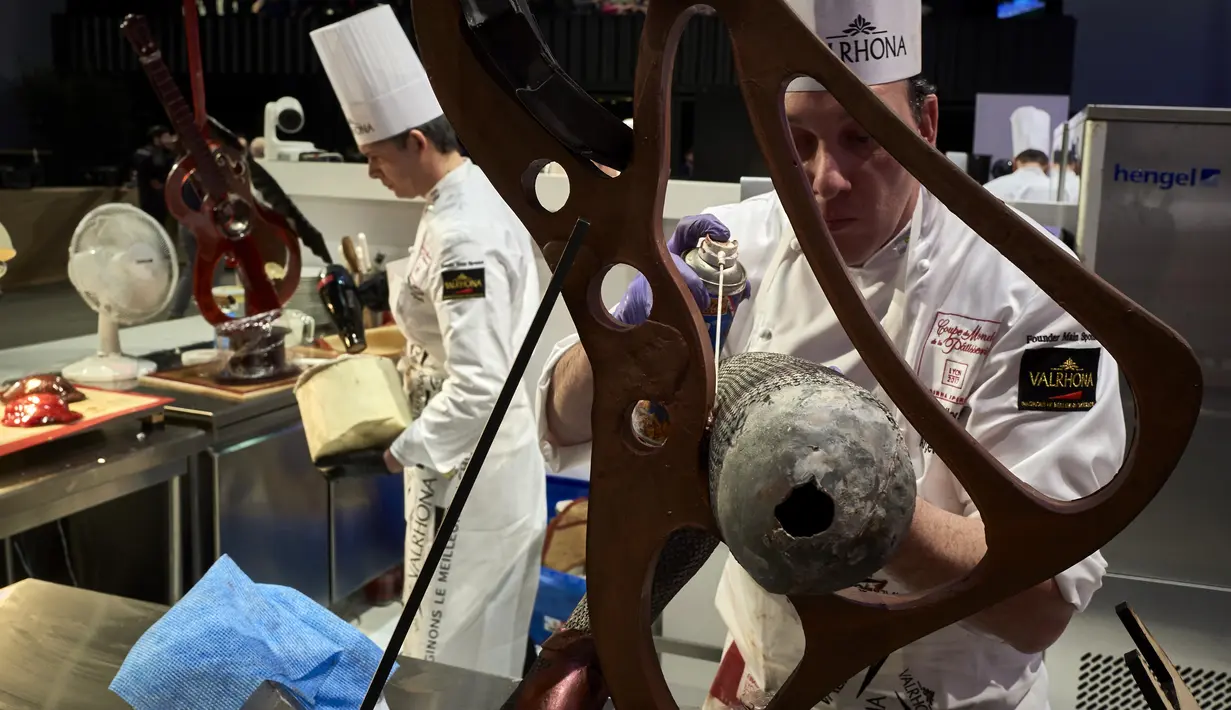 Peserta asal Argentina, Rubben Darre terlihat serius saat membuat coklat dalam final Pastries World Cup 2017 di Lyon, Prancis (22/1). Kreasi peserta akan dinilai berdasarkan rasa, presentasi artistik, serta kesesuaiannya dengan tema. (AFP/Jean Philippe)