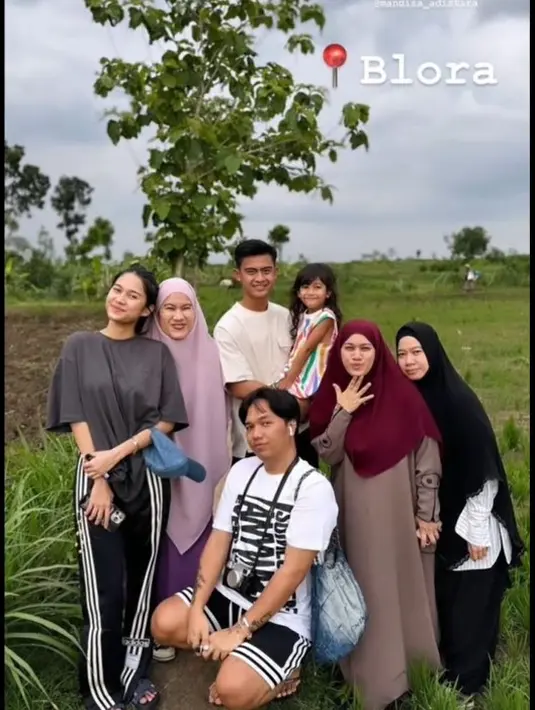 Meski penampilannya sederhana, outfit yang dikenakan Azizah saat ke sawah pun bernilai fantastis. Ia tampil sederhana dengan kaos oblong warna dan celana training hitam. Sedangkan alas kakinya dengan sandal slop brand Hermes jenis Chype. [Youtube/momenbucin]