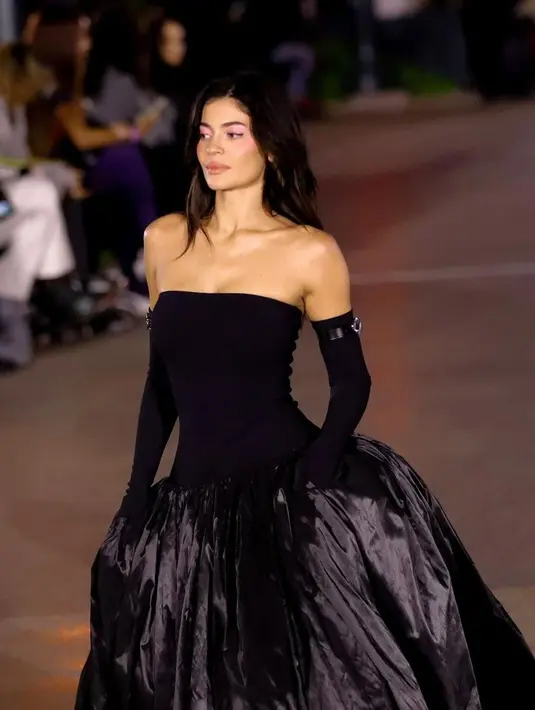 Membawakan gaun dari Coperni, Kylie Jenner tampil paripurna sebagai penutup pertunjukkan [@kyliejenner]