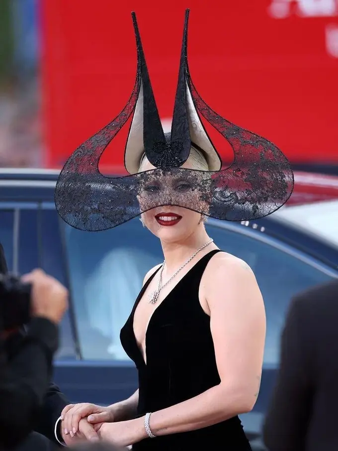 Lady Gaga Tampil Nyentrik Hadiri Venice Film Festival 2024, Pakai Headpiece Tanduk Dramatis yang Curi Perhatian