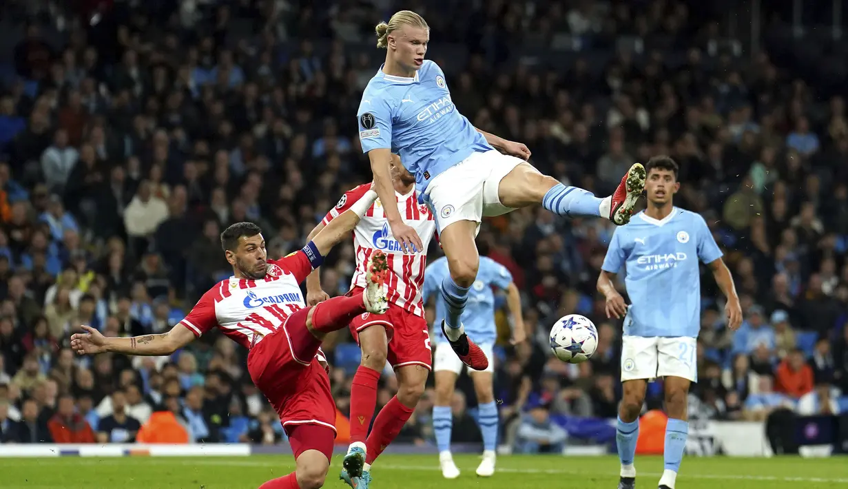 Striker Manchester City, Erling Haaland (atas) berusaha memanfaatkan peluang dibayangi bek Red Star Belgrade, Aleksandar Dragovic pada laga matchday pertama Grup G Liga Champions 2023/2024 di Etihad Stadium, Manchester, Rabu (20/9/2023) dini hari WIB. (PA via AP Photo/Martin Rickett)