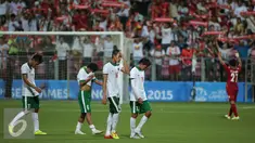 Sejumlah penggawa timnas Indonesia U-23 tertunduk usai dikalahkan Myanmar 4-2 di laga penyisihan grup A Sea Games 2015 di Stadion Jalan Besar, Singapura, Selasa (2/6/2015). (Liputan6.com/Helmi Fithriansyah)