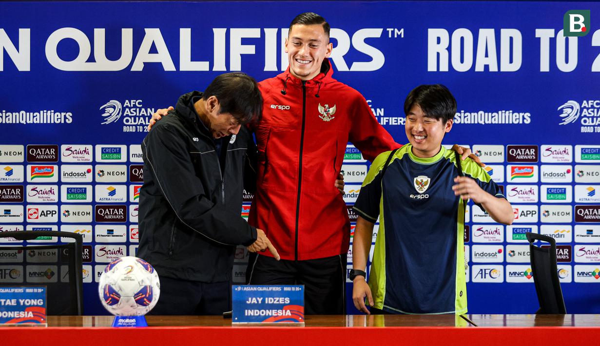 <p>Gestur pelatih Timnas Indonesia, Shin Tae-yong (kiri) saat membandingkan tinggi badan penerjemahnya Jeong Seok-seo atau Jeje dengan Jay Idzes saat konferensi pers menjelang laga lanjutan putaran ketiga grup C Kualifikasi Piala Dunia 2026 melawan Jepang di Stadion Utama Gelora Bung Karno (SUGBK), Senayan, Jakarta, Kamis (14/11/2024). (Bola.com/Bagaskara Lazuardi)</p>