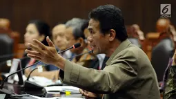 Saksi, Prof Suroso memberi keterangan pada sidang lanjutan pengujian UU Jaminan Halal terkait ketentuan produk halal di gedung Mahkamah Konstitusi, Jakarta, Rabu (12/7). Sidang mendengarkan keterangan saksi dan ahli. (Liputan6.com/Helmi Fithriansyah)