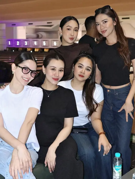 Melengkapi tampilannya dengan kacamata frame hitam, serta anting-anting silver. Wajahnya dipulas natural pancarkan aura calon pengantin dengan rambut panjangnya diikat ke belakang.  [@aaliyah.massaid]