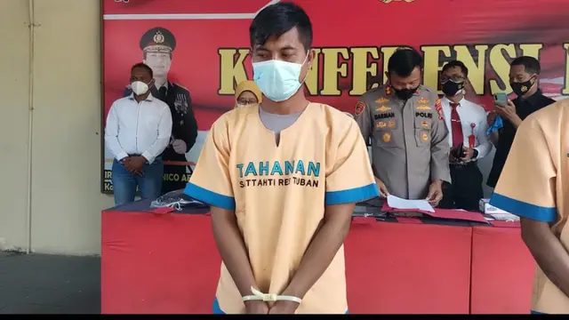 Pelaku pencurian tablet di SMP 1 Semanding Tuban. (Ahmad Adirin/Liputan6.com)