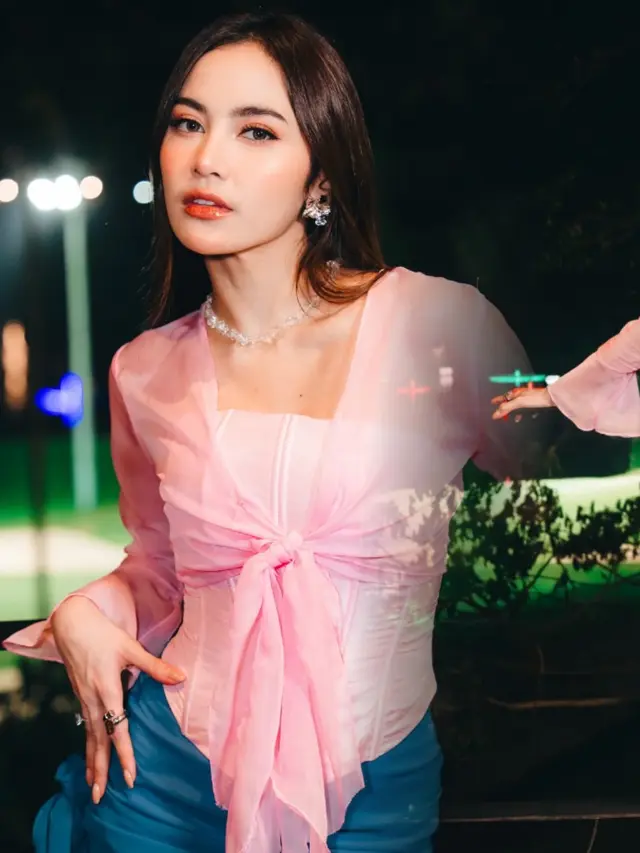 Mahalini Meriahkan Gender Reveal pakai baju pink dan biru. [@panggungnyalini]