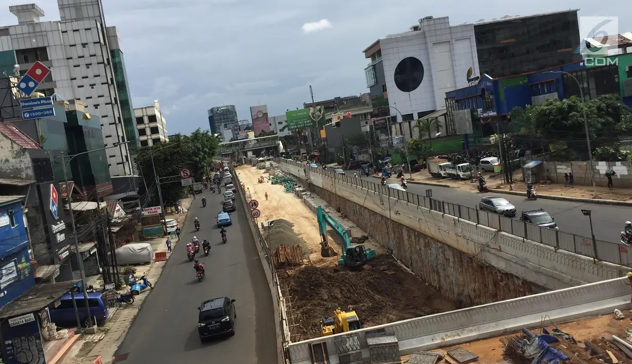 Alat berat dioperasikan untuk mengerjakan pembangunan proyek underpass Mampang-Kuningan, Jakarta, Senin (29/1). Proyek terowongan ini molor disebabkan adanya instalasi kabel PT PGN dan Palyja yang belum bisa dipindahkan. (Liputan6.com/Immanuel Antonius)