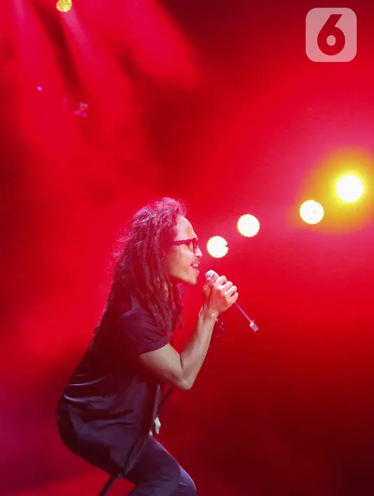 Penyanyi sekaligus penulis lagu Ipang Lazuardi saat tampil di acara "Pestapora 2022" di Gambir Expo Kemayoran, Jakarta, Sabtu (24/9/2022). Pada acara pertunjukan musik  "Pestapora 2022" di hari kedua menampilkan sejumlah musisi tanah air dengan membawakan lagu hits masing-masing. (Liputan6.com/Herman Zakharia)