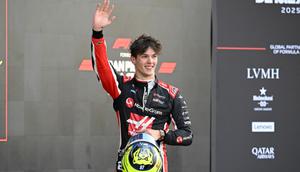 Pembalap Inggris Tim F1 Haas, Oliver Bearman, merayakan keberhasilannya meraih posisi keempat dalam Grand Prix Formula Satu Mexico City di sirkuit Hermanos Rodriguez, Mexico City, pada 26 Oktober 2025. (Alfredo ESTRELLA/POOL/AFP)