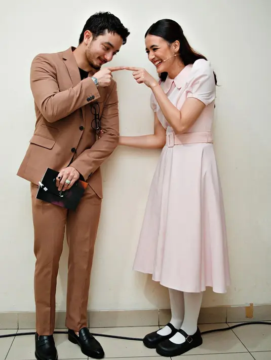 Tampilan feminin Mawar Eva dilengkapi dengan kaus kaki panjang dan sepatu panfotel. [@bryandomani_bd_]