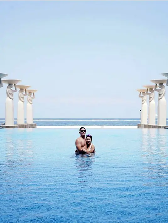 "Kalo honeymoon ya gini.. Ga cuma dunia yg serasa milik berdua. Kolam renang juga.. Yg lain ngalah" tulis frandaaa87 dalam akun Instagram sebagai keterangan foto. (Intsgram/frandaaa87)