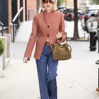 Namun, sorotan utama justru tertuju pada Romy Bucket Bag berbahan suede olive, yang menjadi salah satu item andalan dalam koleksi terbaru Tory Burch. [Dok/Time International].