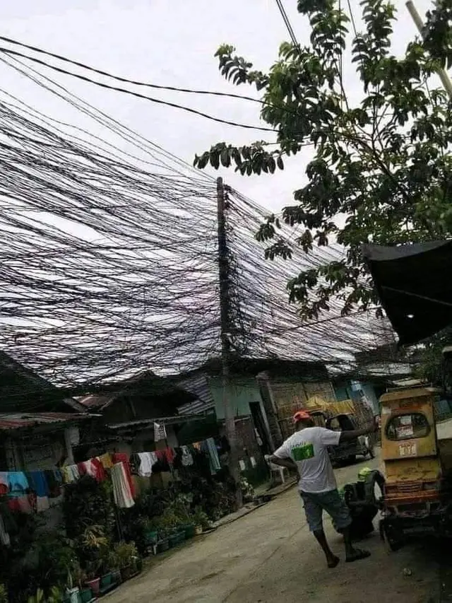 7 Potret Tiang Listrik Ini Ganggu Pemandangan, Ada yang di Tengah Jalan