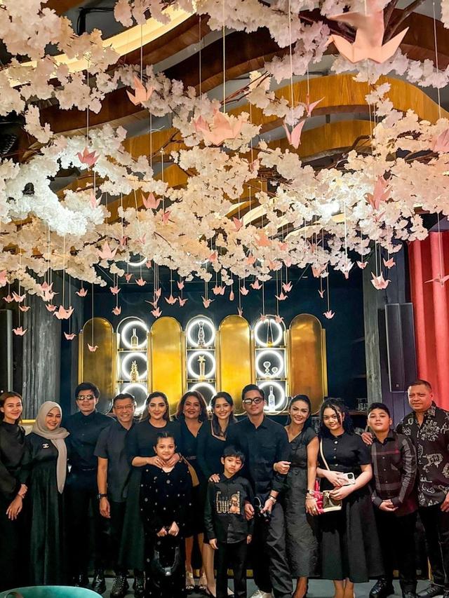 Sarah Menzel Dilamar Azriel