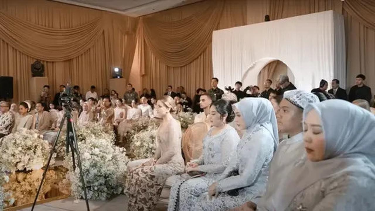 Potret Detail Dekorasi Akad Nikah Al Ghazali dan Alyssa Daguise, Elegan dengan Nuansa Gold dan Putih