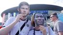 Suporter menggunakan topeng berwajah Kevin de Bruyne dan Romelu Lukaku di Stadion Saint Petersburg, Rusia. (Bola.com/Okie Prabhowo)